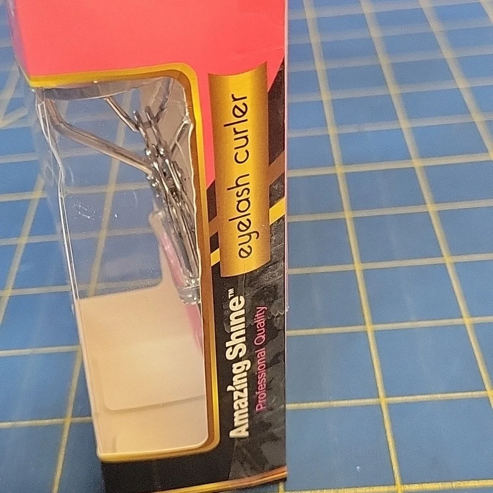 Amazing Shine Eyelash Curler with Pink Handles New in Box